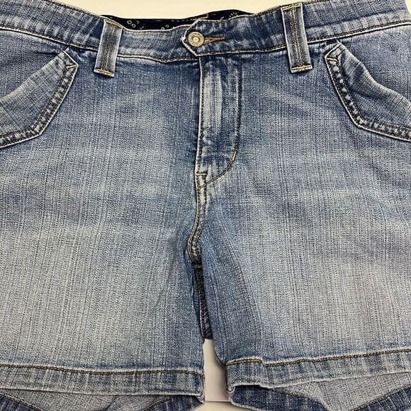 Levi’s Light Wash 4-Pocket Button Zipper Jean Shorts- Size 10 - Picture 11 of 16